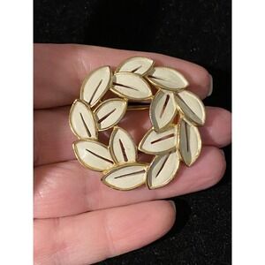 Vintage Trifari Gold Tone & White Enamel Wreath Circle Pin